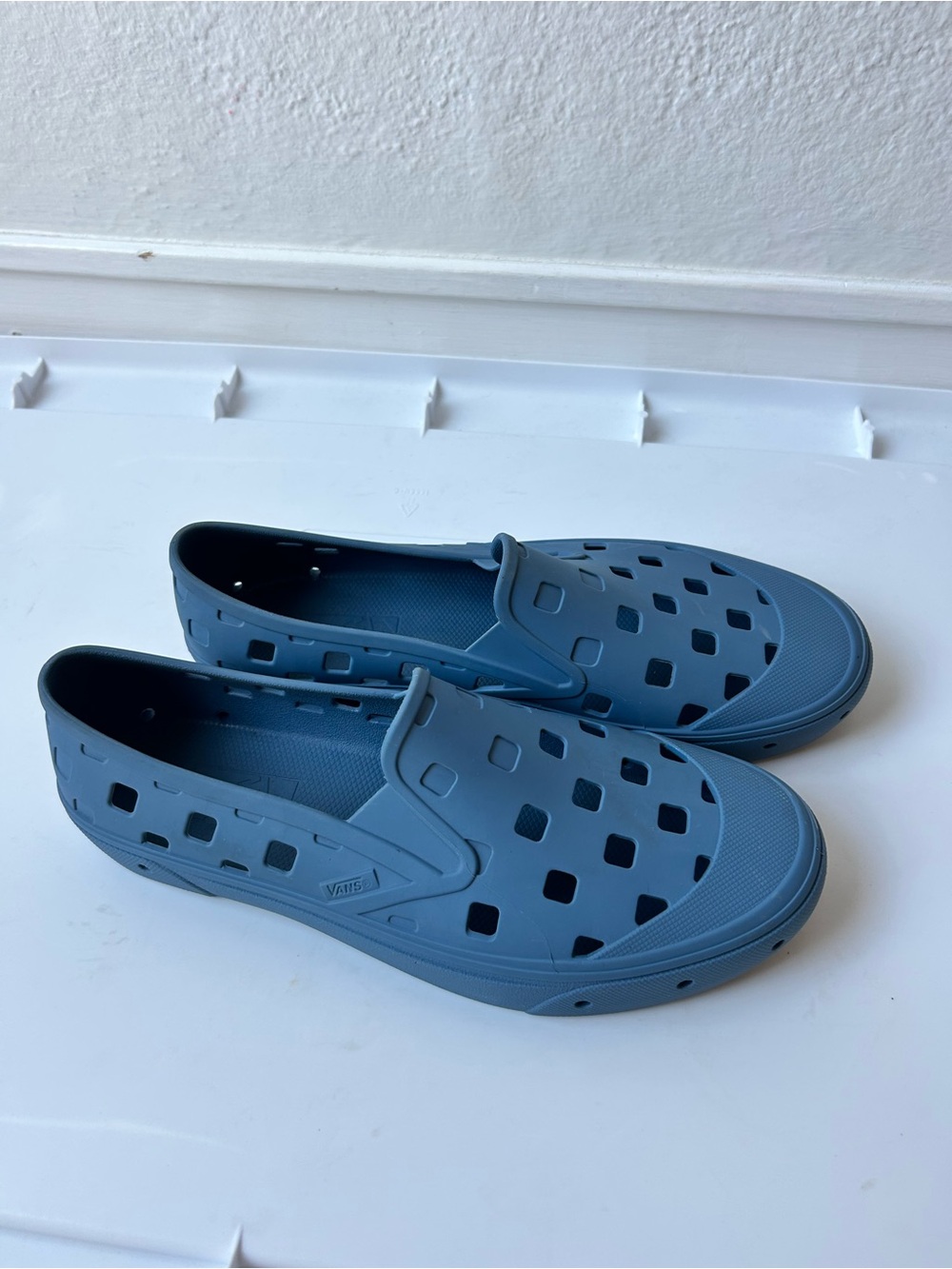 VANS Slip On TRK Rubber Water Shoes Mens 10 - Blue Perforated